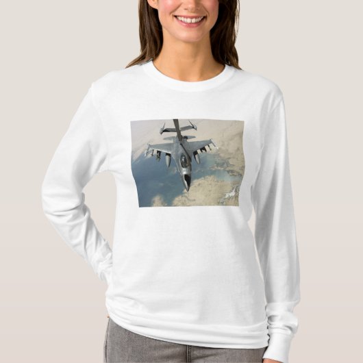 T-shirt Un F-16 Faucon combattant ravitaille (Devant)