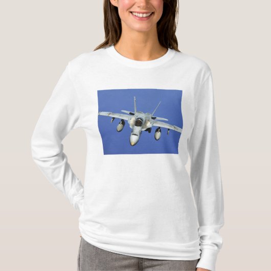 T-shirt Un F/A-18 Hornet participe à une mission (Devant)