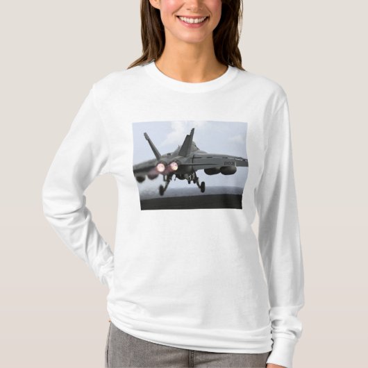 T-shirt Un F/A-18E Super Hornet lance (Devant)