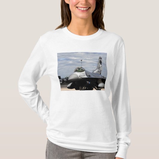 T-shirt Un Faucon de combat F-16 (Devant)