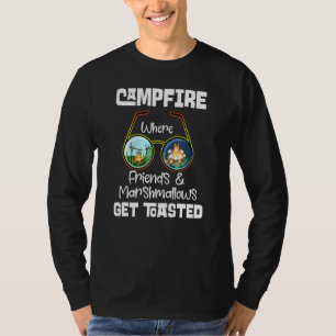 T-shirt Un Feu De Campagne Où Les Amis Marshmallow Se Fair