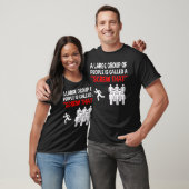 T-shirt Un Grand Groupe De Gens Est Appelé "Vis Qui" (Unisexe)
