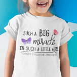 T-Shirt Un grand miracle de la conscience du syndrome de T<br><div class="desc">Ce t-shirt blanc aide à sensibiliser sur le syndrome de Turner, une maladie chromosomique rare qui affecte une fille sur 2000. Il présente deux beaux papillons, avec les légendes "Un tel grand miracle dans une si petite fille" et "la conscience du syndrome de Turner" dans les polices modernes noires. (Le...</div>