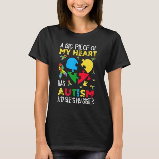 T-shirt Un gros morceau de mon coeur a l'autisme Elle est (Devant)
