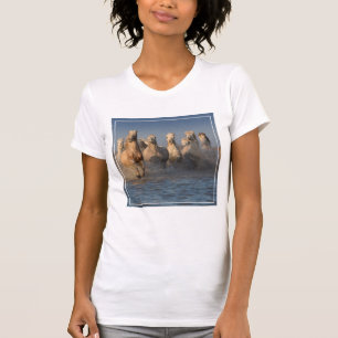 T-shirt Un groupe de chevaux blancs dans la région de