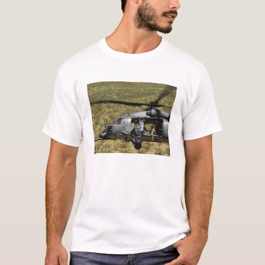 T-shirt Un HH-60 Pave Hawk survole le désert (Devant)