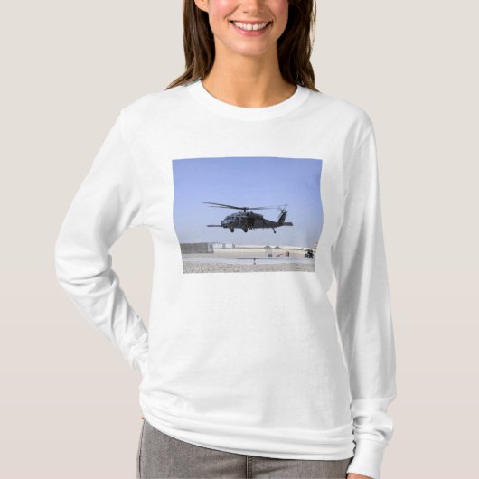 T-shirt Un HH-60G Pave Hawk décolle du Camp Bastio (Devant)