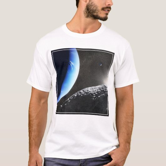 T-shirt Un Hippocamp de la minuscule lune de Neptune. (Devant)