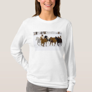 T-shirt Un hiver pittoresque de chevaux en course