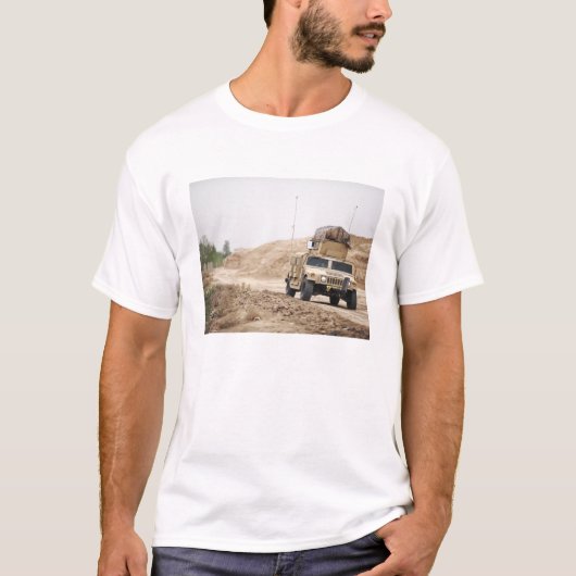 T-shirt Un Humvee assure la sécurité (Devant)