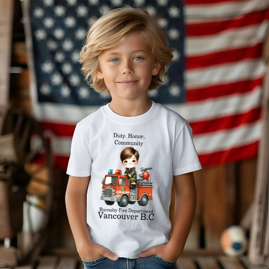 T-shirt Un jeune pompier gai dans un camion rouge vif