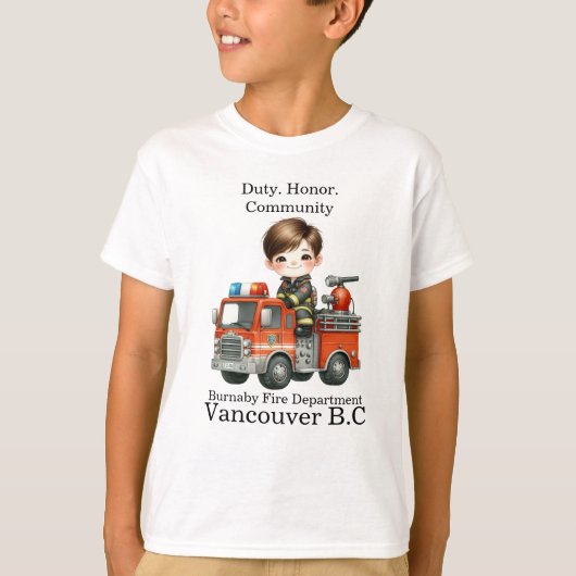 T-shirt Un jeune pompier gai dans un camion rouge vif (Devant)