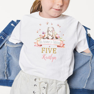 T-shirt Un lapin atteint le cinquième anniversaire