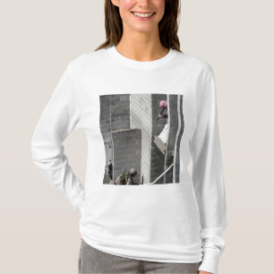 T-shirt Un marin et un agresseur ennemi qui joue des rôles