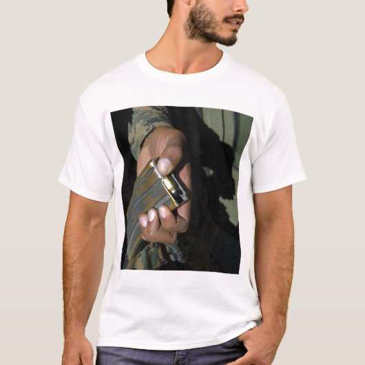 T-shirt Un Marine charge des balles blanches (Devant)