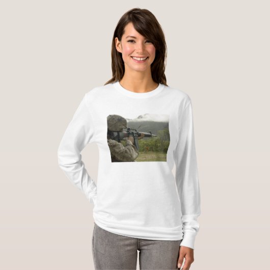 T-shirt Un Marine effectue des exercices (Devant entier)
