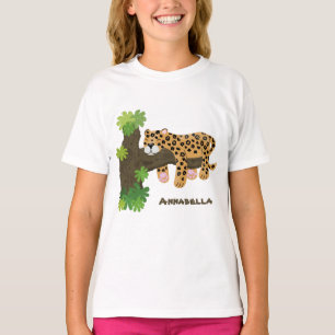 T-shirt Un mignon léopard dormant dans un arbre dessin ani
