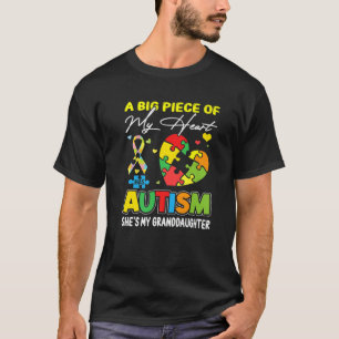 T-shirt Un Morceau De Mon Coeur A L'Autisme Ma Petite-Fill