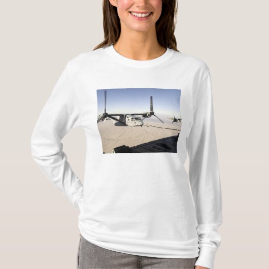 T-shirt Un MV-22 Osprey ravitaille le mi-vol (Devant)