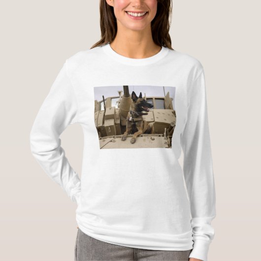 T-shirt Un ouvrier militaire assis sur un M2A3 (Devant)