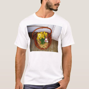 T-shirt Un panier de jonquilles jaunes et d'oeufs de Pâque
