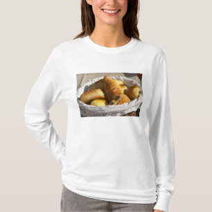 T-shirt Un panier de petit-déjeuner en osier avec des croi