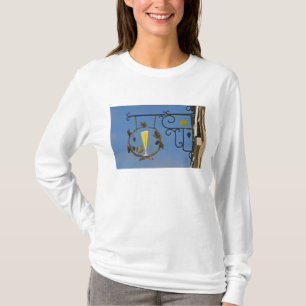 T-shirt Un panneau en fer forgé qui illustre le thème
