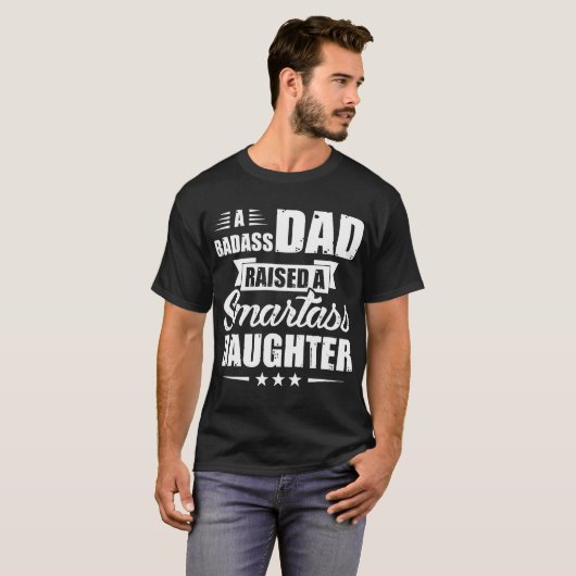 T-shirt un papa de badass a élevé une fille de smartass (Devant entier)