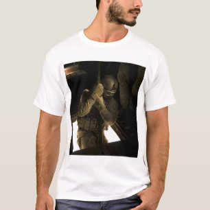 T-shirt Un pararescueman de l'US Air Force commence sa des