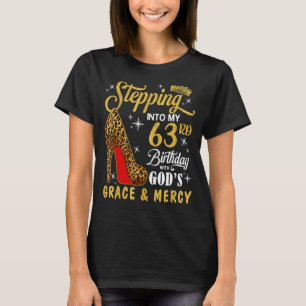T-shirt Un pas dans mon 63e anniversaire avec la grâce de
