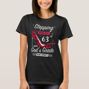 T-shirt Un pas dans mon 63e anniversaire avec la grâce de