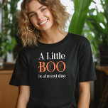 T-shirt Un petit livre est presque dû Halloween<br><div class="desc">A Little Boo est presque complet chemise parfaite pour maman-à-être ou le genre révéler hôtesse, faire-part de grossesse d'automne ou baby shower à thème halloween. "Un Petit Boo est presque dû" est écrit en lettres éffrayantes en cobweb en orange et blanc. Si vous souhaitez modifier les couleurs, vous pouvez les...</div>