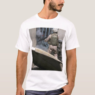 T-shirt Un policier militaire emploie une violation en