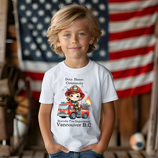 T-shirt Un pompier joyeux en action sur un camion lumineux