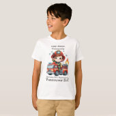 T-shirt Un pompier joyeux en action sur un camion lumineux (Devant entier)