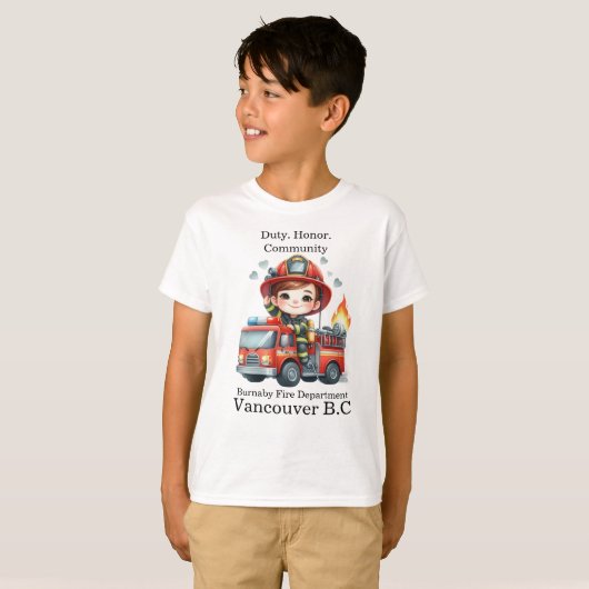 T-shirt Un pompier joyeux en action sur un camion lumineux (Devant entier)
