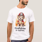 T-shirt Un pompier mignon en costume de chien en formation (Devant)