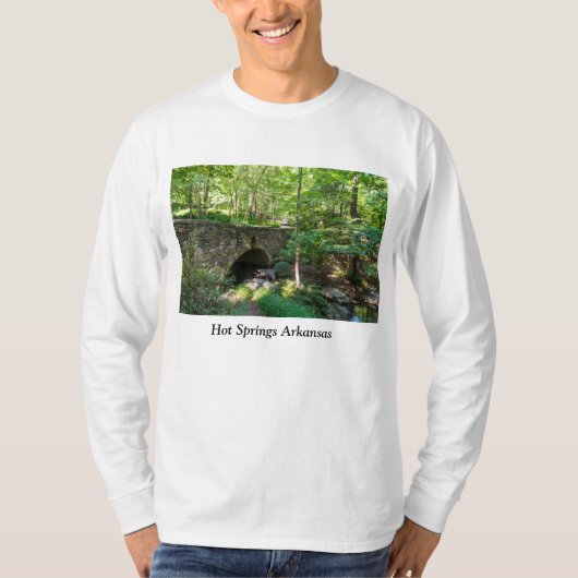 T-shirt Un pont de sentier forestier (Devant)