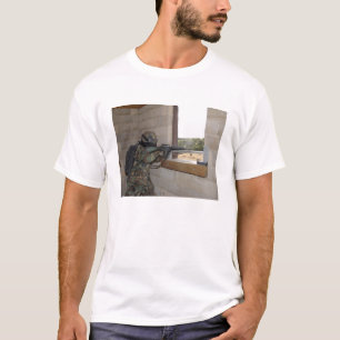 T-shirt Un soldat agit en tant que force d'opposition