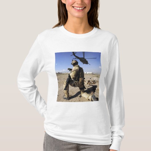 T-shirt Un soldat assure la sécurité d'un HH-60 (Devant)