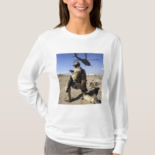 T-shirt Un soldat conduit la sécurité pour un HH-60
