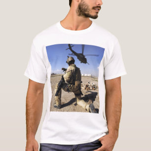 T-shirt Un soldat conduit la sécurité pour un HH-60