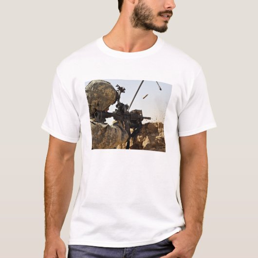T-shirt un soldat engage des forces ennemies (Devant)