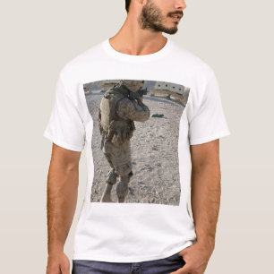 T-shirt Un soldat prend son objectif sur un tir a sonné