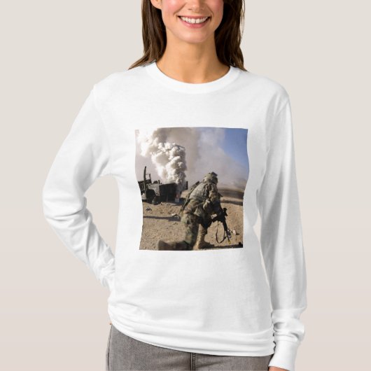 T-shirt Un soldat réagit à une explosion contrôlée (Devant)