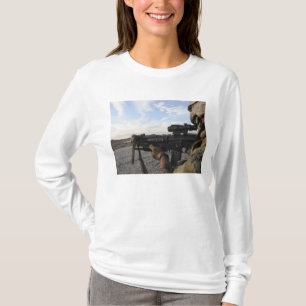 T-shirt Un soldat se fixe pour tirer sur une cible