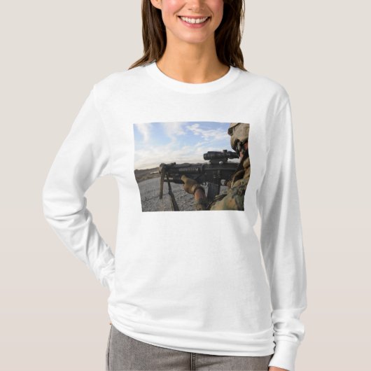 T-shirt Un soldat se fixe pour tirer sur une cible (Devant)