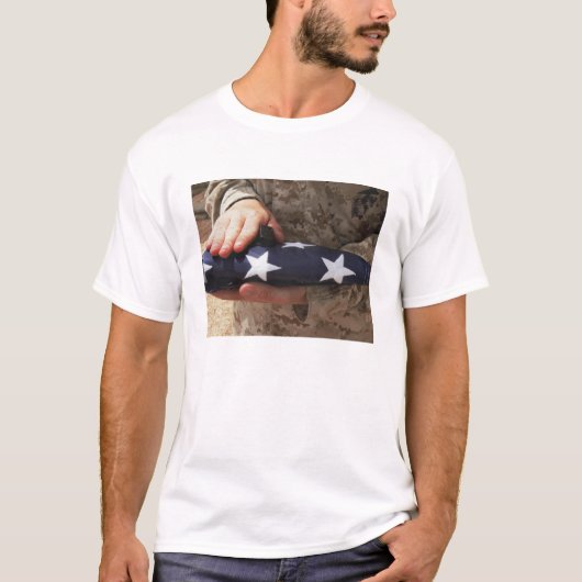 T-shirt Un soldat tient le drapeau américain (Devant)