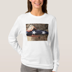 T-shirt Un soldat tient le drapeau des Etats-Unis
