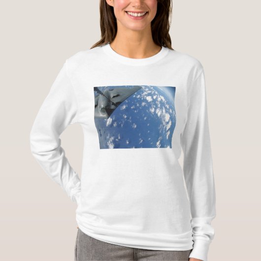 T-shirt Un Stratotanker KC-135 réfute un esprit B-2 (Devant)